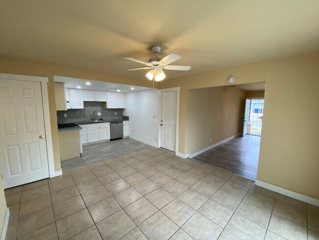 Building Photo - Cozy Update Duplex