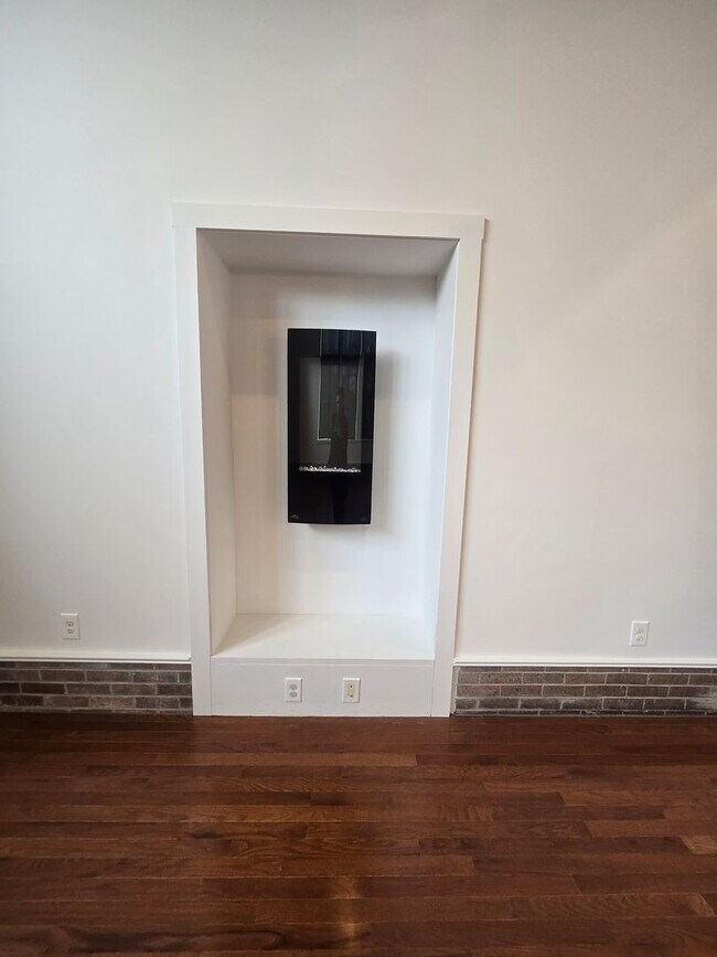 Building Photo - 1815 Main St