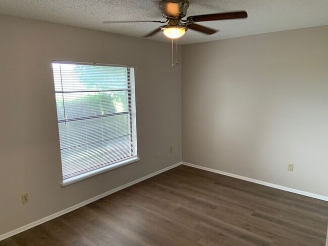 Building Photo - Great 2 Bed/1 Bath Duplex!!
