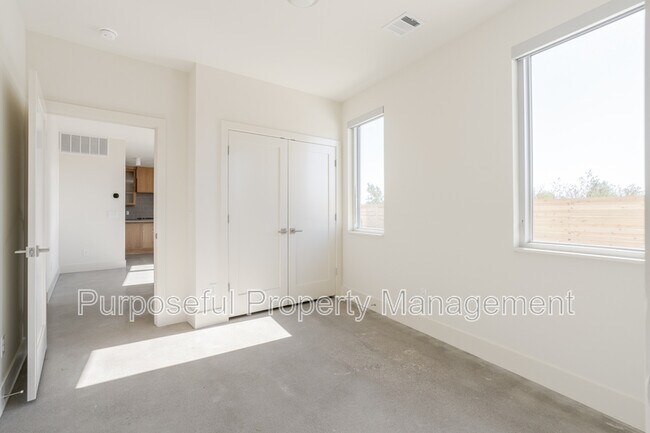 Building Photo - 934 Hangar Dr