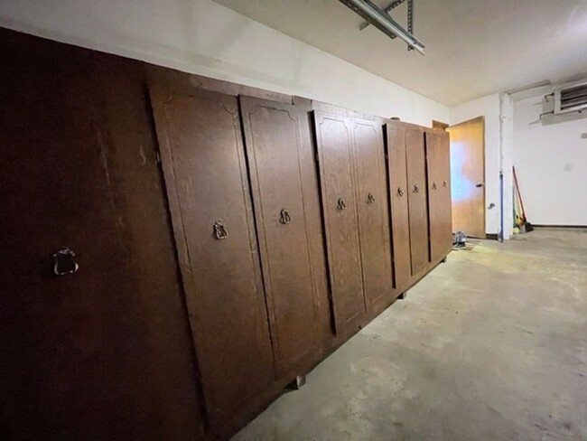 Building Photo - East Anchorage Four Bedroom Home with Bonu...