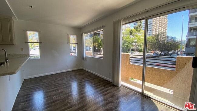 Building Photo - 701 S Kingsley Dr