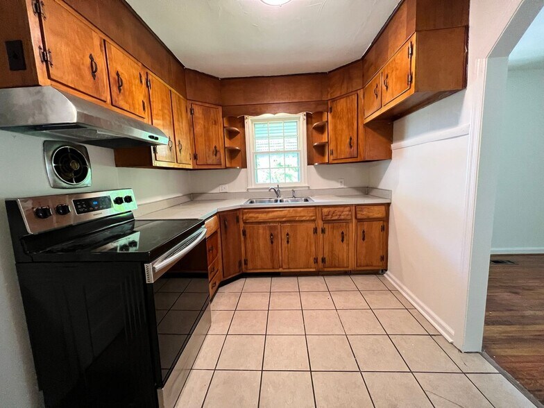 Building Photo - 1407 S Moore Rd