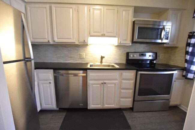Building Photo - Spacious 2 Bedroom Apartment w/ Washer|Dry...