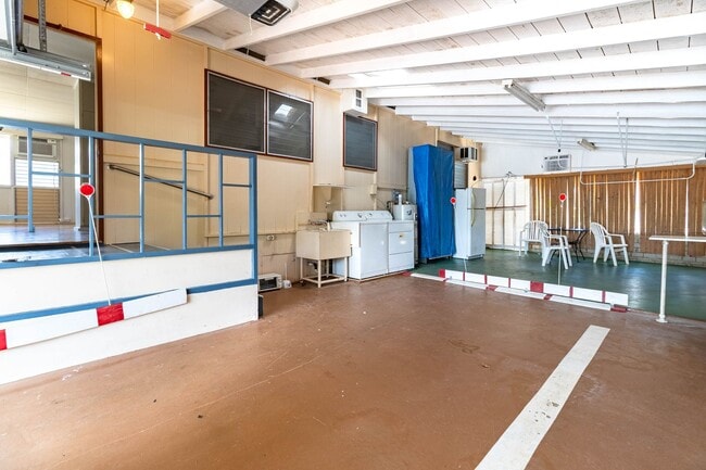 Building Photo - Charming 3 bedroom, 1 bath home with large...