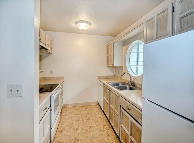 Building Photo - Lake Ballinger Townhouse 3 Bedroom