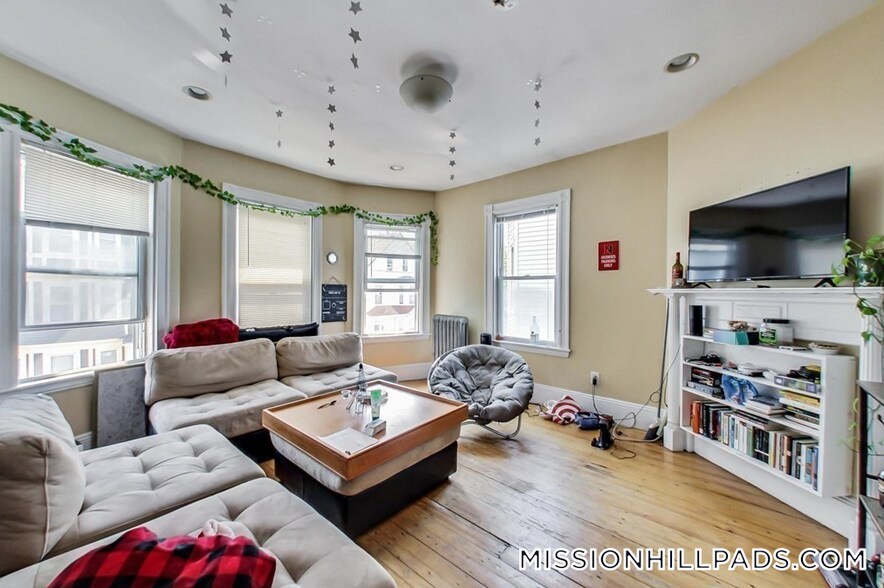 Building Photo - 47 Hillside St