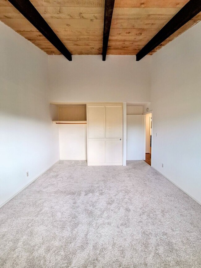Building Photo - Spacious Second Floor 1bd Condo in Great P...