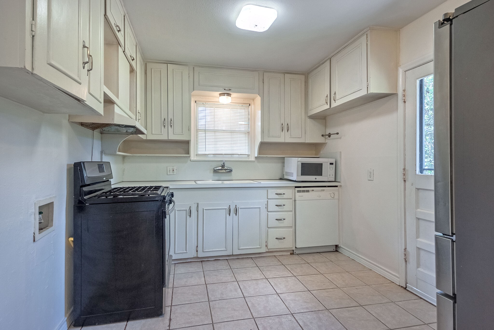 Building Photo - 1653 Mariposa Dr
