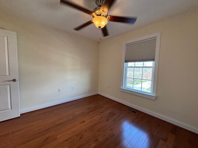 Building Photo - Beautiful Townhome in Spring Oaks!