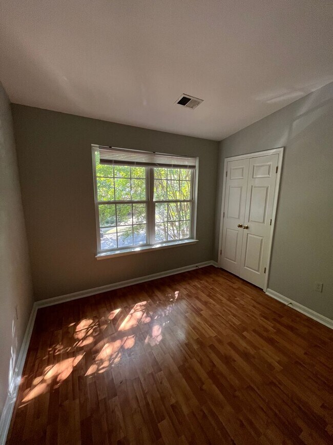 Building Photo - 3 bedroom townhome available near Largo To...
