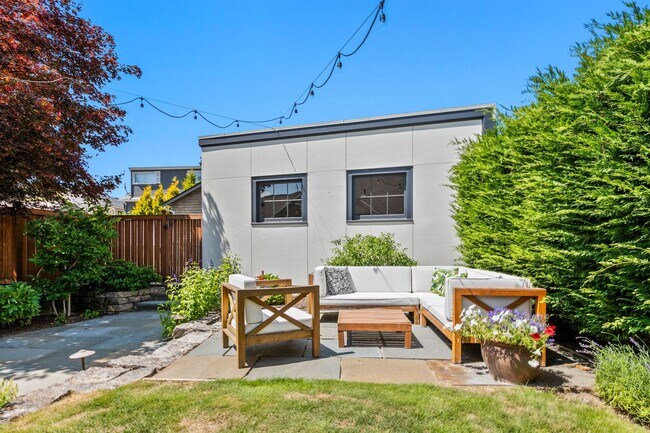 Building Photo - 3bd/1.75ba Seattle Home