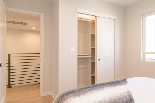 Building Photo - Two Bedroom Town Home-style Like Near NoHo Arts District