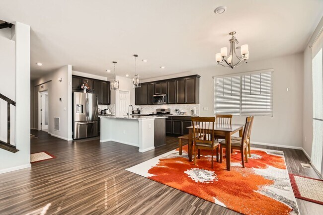 Building Photo - Wonderful 4/2.5 Home in SE Longmont. Large Rooms and Great Fenced Yard. Attached Garage.