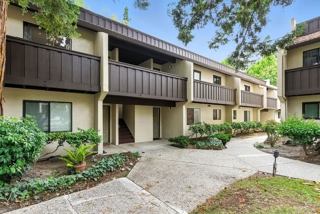Building Photo - Beautifully Remodeled One-Bedroom Condo