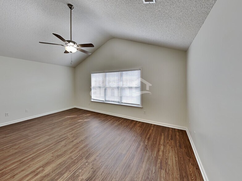 Building Photo - 582 Lullingstone Dr SE