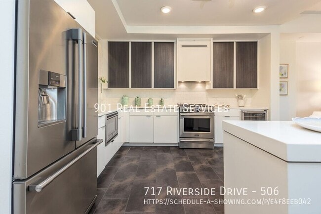 Building Photo - 717 Riverside Dr