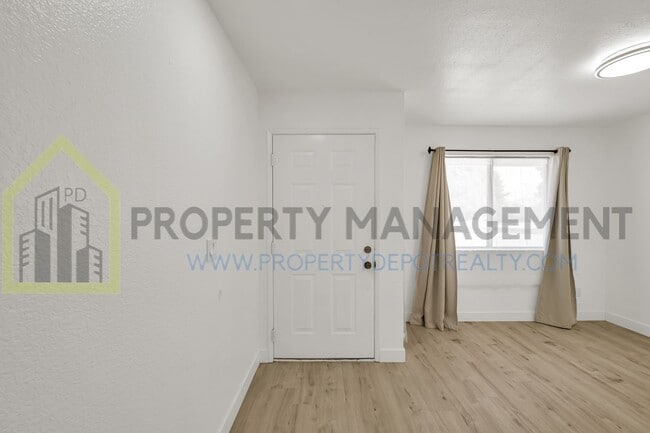 Building Photo - Desirable Pocket-Greenhaven Half-Plex for ...