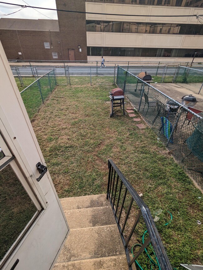 Building Photo - 1124 N Walnut St