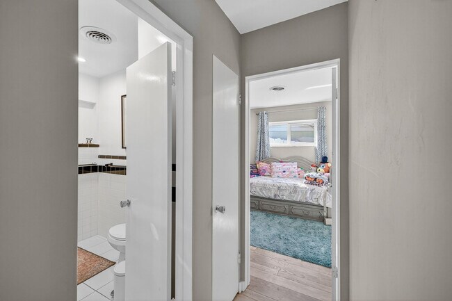 Building Photo - 1570 NE 30th Pl