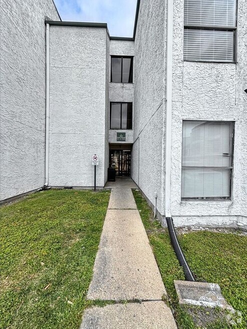 Building Photo - 2830 S Bartell Dr