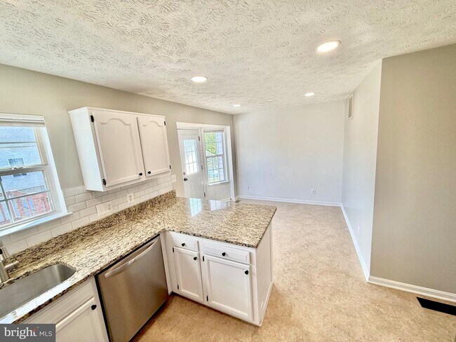Building Photo - 104 Rover Ct