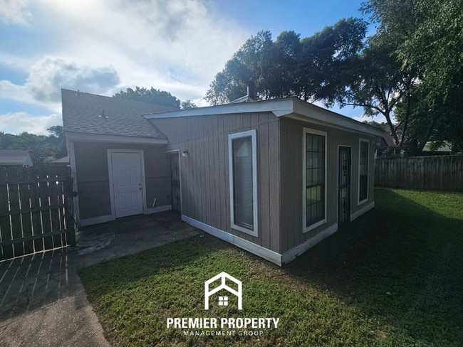 Building Photo - Move-In Ready 3BR Gem in Memphis - Cozy Fireplace, Tile Dining & Private Yard