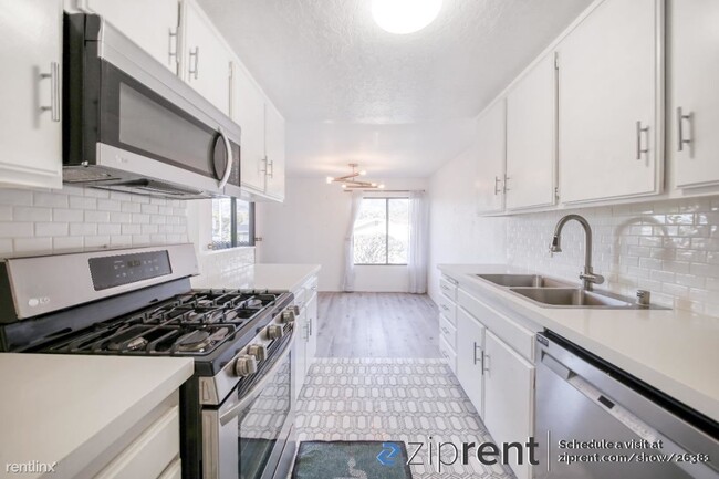 Building Photo - 1 br, 1 bath Condo - 515 North Jackson Str...