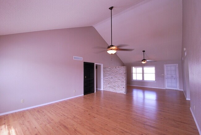 Building Photo - Single Family Home