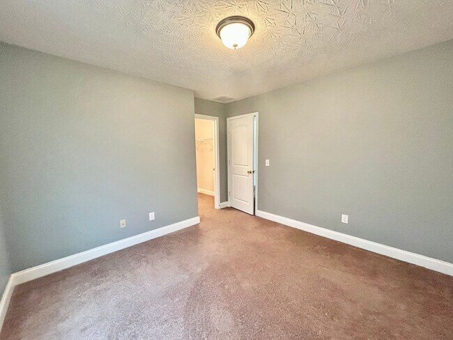 Building Photo - Large 4 Bed, 2.5 bath in Lexington!