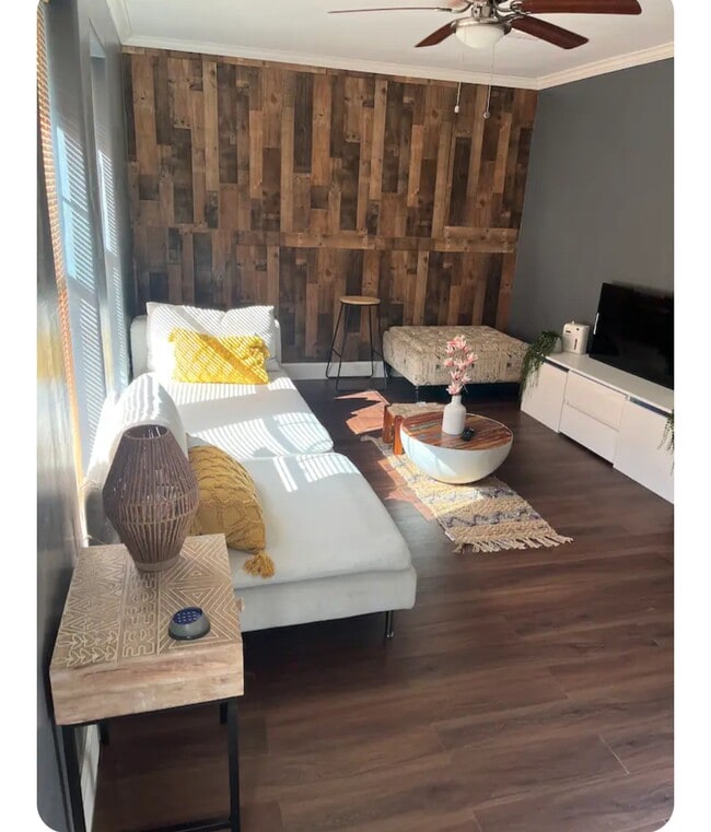 Primary Photo - 6222 Foster St