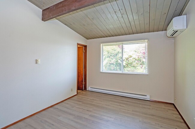 Building Photo - 3-Bed Waterfront Home in Vaughn