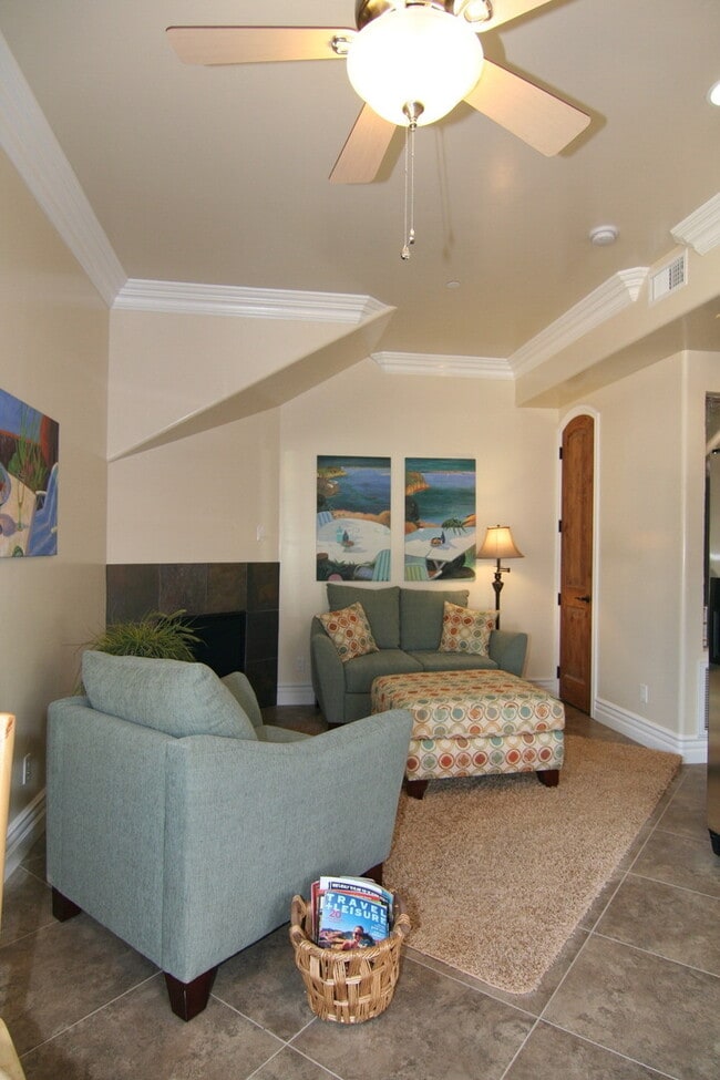 Building Photo - Charming 1 Bed / 1 Bath Duplex Close To Ca...