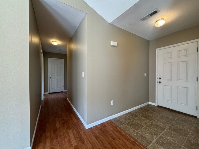 Building Photo - Home in Pioneer Ridge – Pet Friendly & Min...