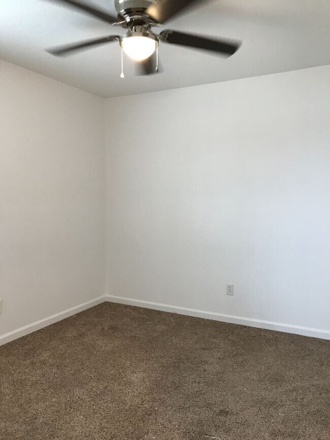 Building Photo - Wonderful 3 Bedroom 2 Bath Ranch