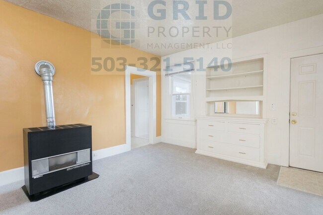 Building Photo - Charming 2 Bedroom Apartment Available in Milwaukie - Private Fenced-In Yard!