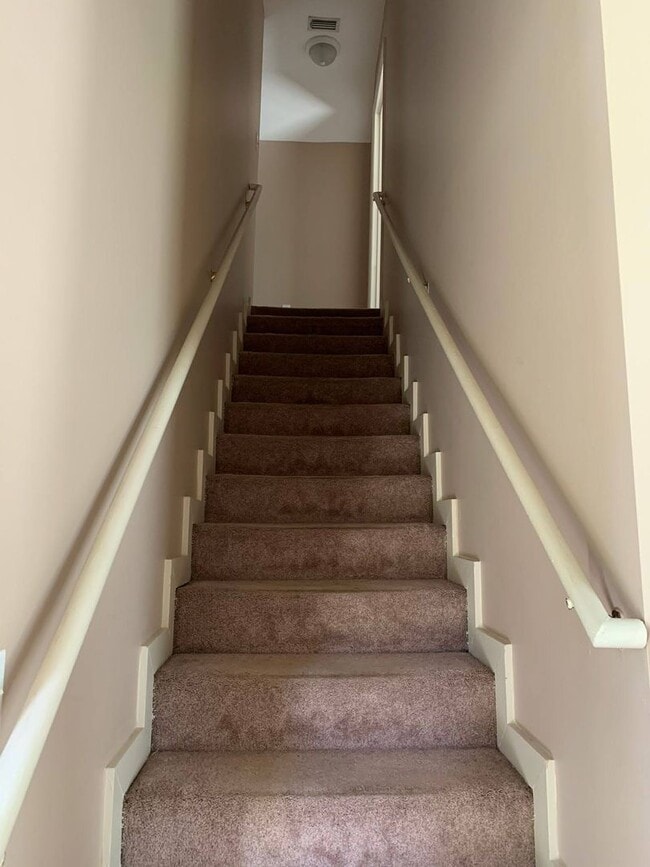 Building Photo - Charming 3BR/2.5BA Two-Story Home with Fenced Backyard
