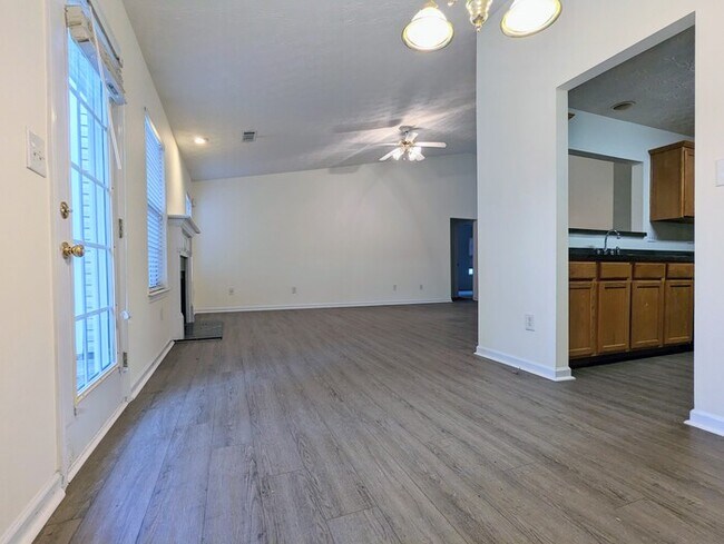 Building Photo - House 3 beds 2.5 baths