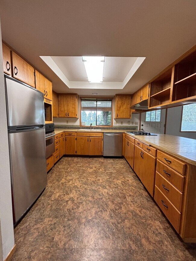 Building Photo - Perfect Home for Entertaining in Newberg - Showings Start 4/20/26