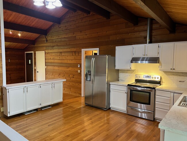 Large vaulted ceilings and open concept main living area/kitchen - 1120 Lealand Rd E