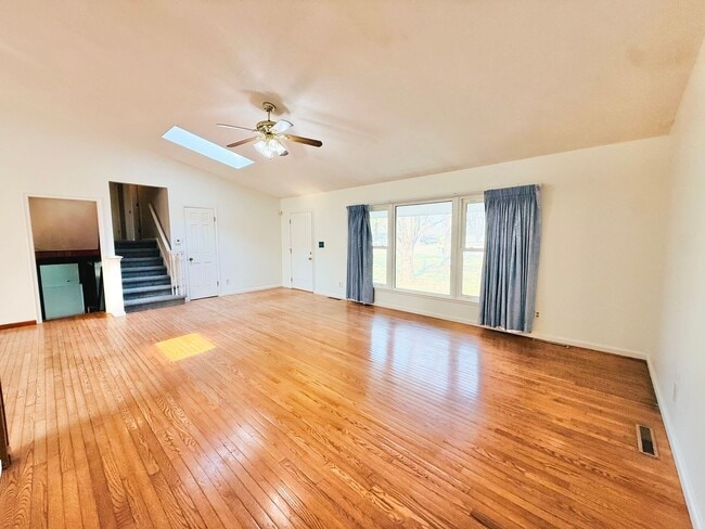 Building Photo - Luxury Living in Auburn