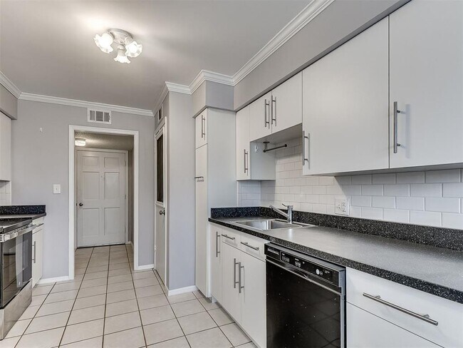 Building Photo - 1703 E Lindsey St