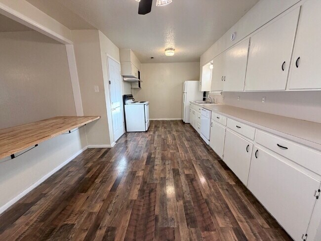 Building Photo - Cute, Cozy & Clean!