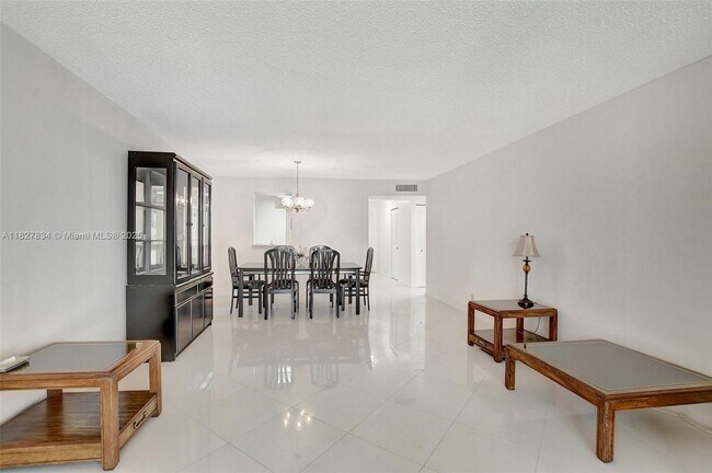 Building Photo - 7300 Lake Cir Dr
