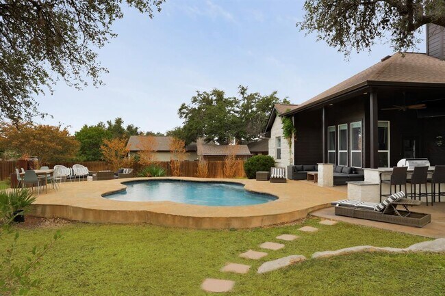 Building Photo - 300 Meadow Oaks Dr