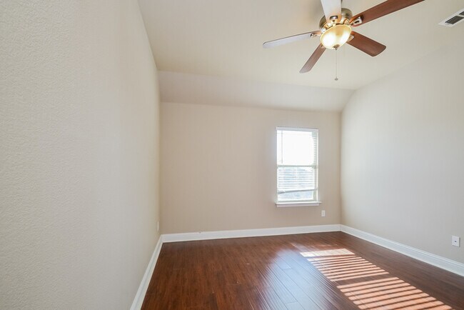 Building Photo - Spacious 4-Bedroom Home in Little Elm