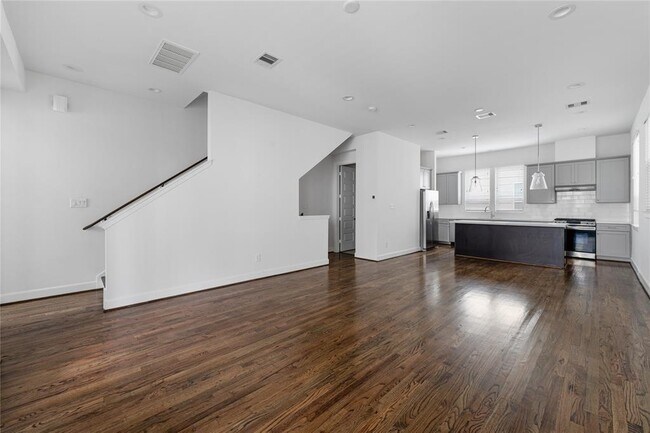 Building Photo - 2737 Clinton Dr