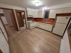 Building Photo - 28 Willow Plz