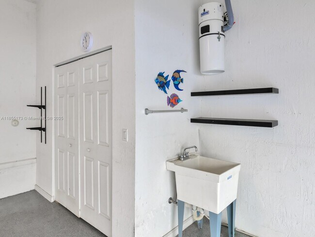 Building Photo - 2891 S Greenleaf Cir
