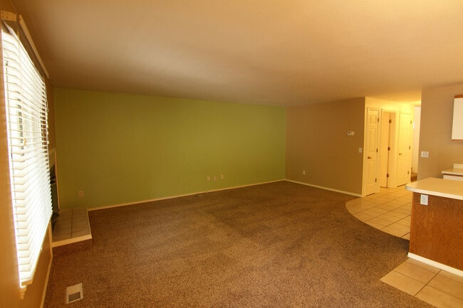 Building Photo - Beautiful Contemporary Townhome In SE Boise